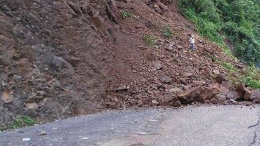 Landslide blocks Dumre-Besisahar road