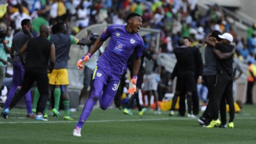 South African goalkeeper stuns football world with 95th minute overhead kick (Video)