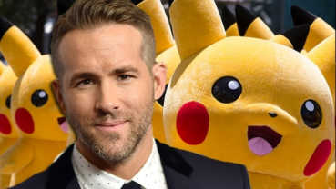 Ryan Reynolds poses with a giant 'Pikachu'