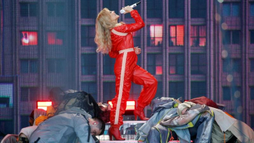 Kylie Minogue sparkles on Glastonbury stage 14 years after cancer battle