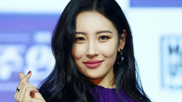 K-Pop star Sunmi opens up about her sexuality during concert