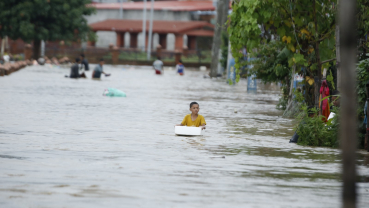 Continuous rainfall disrupts traffic in Kathmandu (With pictures)