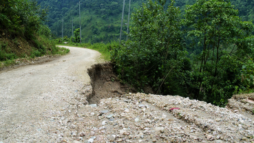 Landslide blocks Mid-Hill Highway