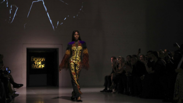 Model Naomi Campbell takes spotlight at London Fashion Week