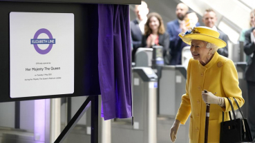 Queen makes surprise appearance to mark new subway line
