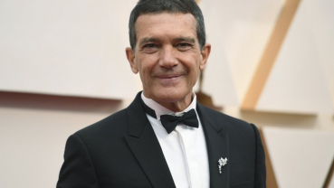 Spanish actor Banderas says has COVID-19, feels 'relatively well'