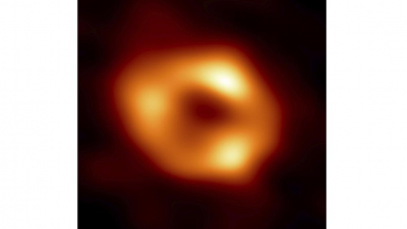 Astronomers capture 1st image of Milky Way’s huge black hole