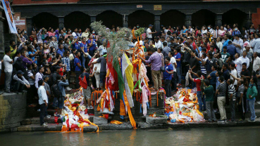 Singer Gurung cremated at Pashupati  Aryaghat