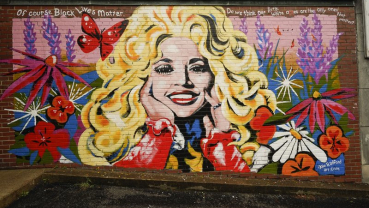 Mural highlights Dolly Parton’s Black Lives Matter quote