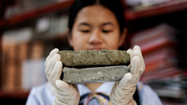 Philippine students turn littered dog poo into bricks