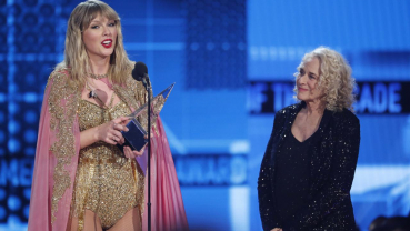 Taylor Swift puts rancor aside, smashes all-time American Music Award record