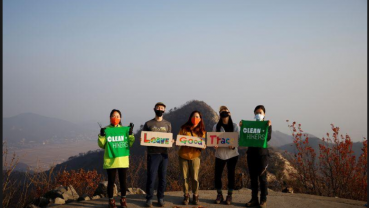 South Korean hiker turns trash into art with 'don't drop litter' message