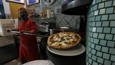 Make a pizza Margherita like an Italian. Here’s how.