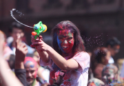 Do me a favor: Let's play Holi (Photo feature)