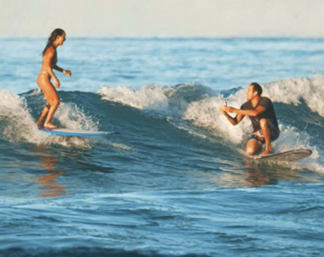 Hawaii man proposes to girlfriend while surfing