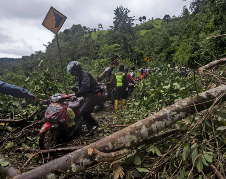 Damaged roads, lack of gear hinder Indonesia quake rescue (with photos)