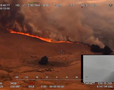 Mass evacuation as 'columns of fire' threaten Australian holiday area