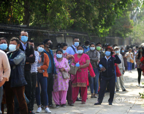 People stand in long queue to get first shot of Chinese -made COVID-19 vaccine  (photo feature)
