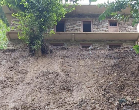 Six houses at high risk of landslides