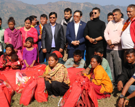 Minister Kirati distributes blankets to Chepang families