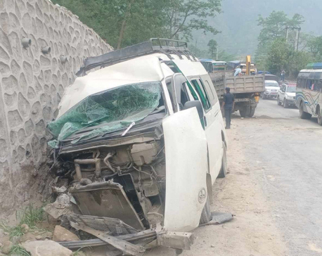 Microbus-truck collision:13 injured, two critical