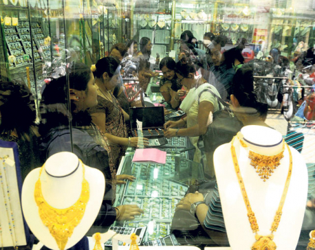Gold price up by Rs 1,300 per tola