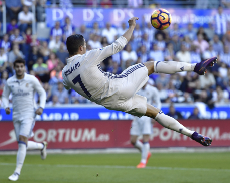 Ronaldo scores 3 in Madrid win, Barca & Atletico keep pace