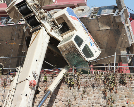 Underpass construction crane meets with accident at Kalanki, driver injured (photo/video)