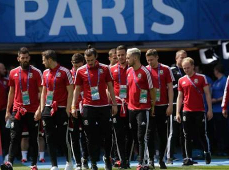 Euro 2016: Very British occasion in Paris as Wales meet Northern Ireland