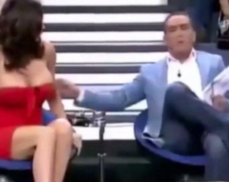 Spanish TV host exposes guest’s breast on live show (video)