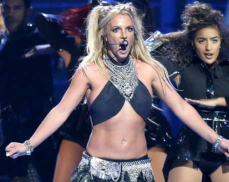 Britney Spears suffers wardrobe malfunction (video)