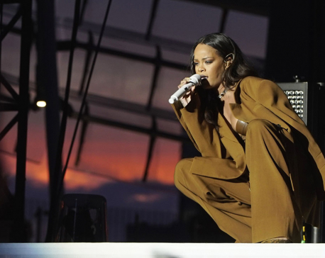 Rihanna breaks down in tears onstage