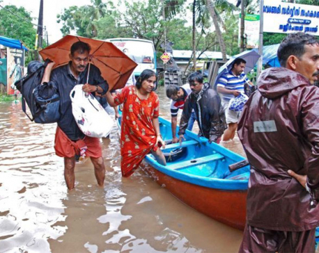 India monsoon: At least 324 killed in Kerala floods as rescuers work to evacuate survivors