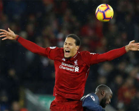 Liverpool beat Man Utd to go top as Chelsea keep up chase
