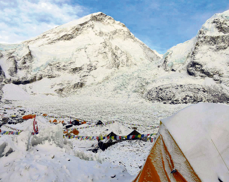 Everest climbers start heading for base camp