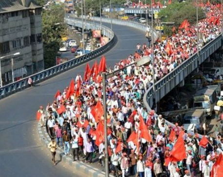 Indian farmers march to Delhi demanding debt waiver
