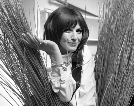 Fenella Fielding, star of ‘Carry On’ comedies, dies at 90