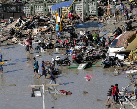 Indonesia tsunami toll tops 800 amid search for survivors