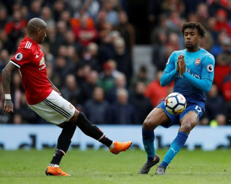 Late Fellaini header condemns Wenger to Old Trafford defeat
