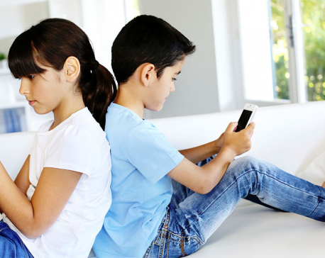 Is your child hooked to mobile? High time to wean off the child from this bad habit