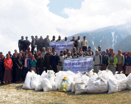 Army removes two tons of waste from Everest