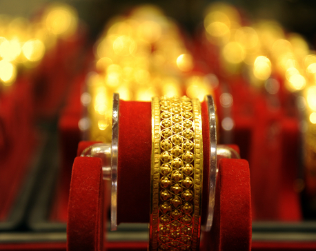 Gold price declines by Rs 1400 per tola