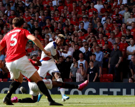 Van Aanholt gives Palace shock 2-1 win at Man United