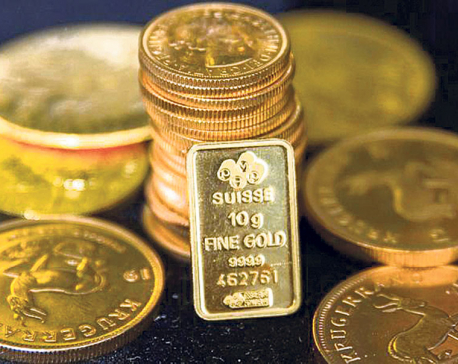 Gold price declines by Rs 900 per tola