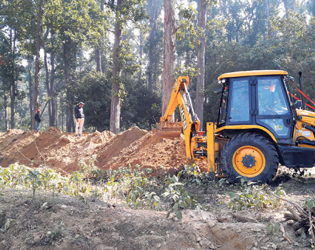 Indian authorities resume digging trench at border