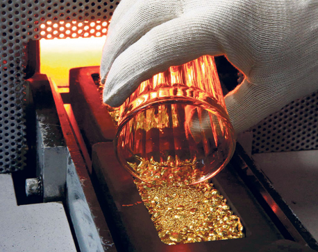 Gold price swells to Rs 62,200 a tola