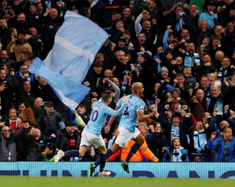 Kompany stunner moves Manchester City one win away from title