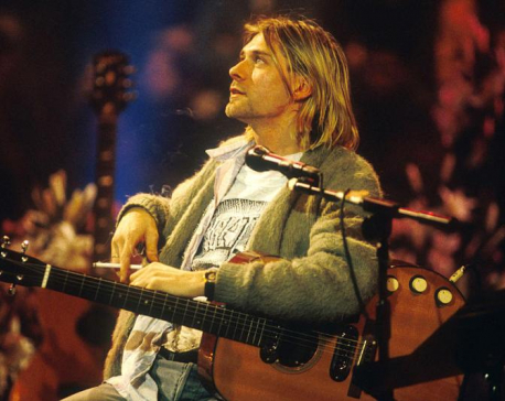 Kurt Cobain’s sweater + pizza plate sell for thousands at auction