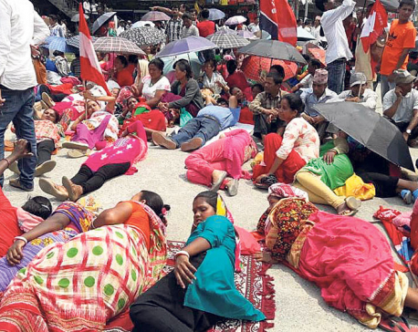 Tea workers intensify protest demanding implementation of minimum pay