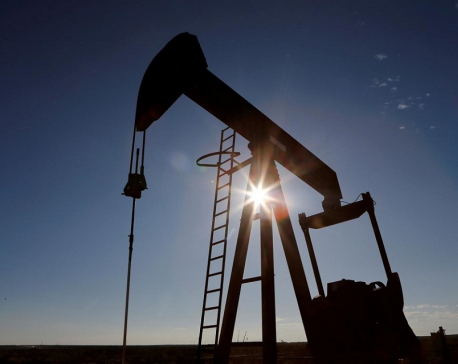 Oil prices bounce back, U.S. crude futures trade above zero